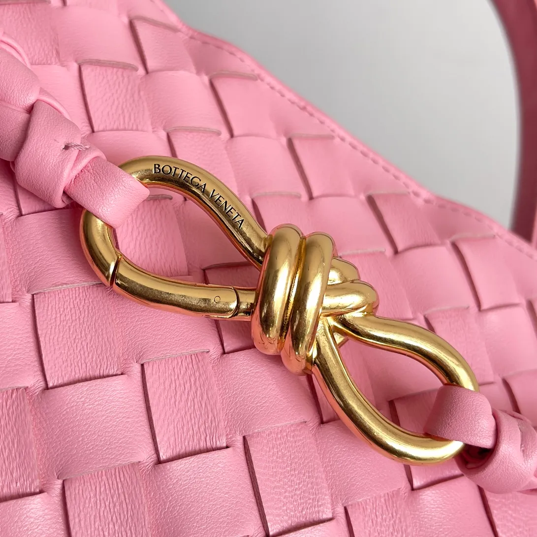 The 2023 new Andiamo batch of 2260 BV has been shipped‼ ️Really popular🔥The new Andiamo woven handbag launched by Bottega Veneta this season is really popular all over the world! ! Celebrities at home and abroad have worn it, and Oscar-winning actress Michelle Yeoh has taken it out on the street. Song Jia, Trai Yara, Yu Feihong, Sanji Ayaka, Rosie Hunting-Whiteley, Yoshioka Riho, etc. have all picked up this bag. It is classic and versatile, showing off its temperament, and the bag capacity is also large, which is very convenient for daily commuting! ! A variety of carrying methods, the shoulder straps can be adjusted by yourself, the original lambskin feels soft and delicate, and the unisex style breaks the gender boundaries and brings a more practical and long-lasting use experience. Andiamo, which has both elegant and casual styles, perfectly interprets the true appearance of "fashionable old money style". Style number: 743572 Size: 32*24*12